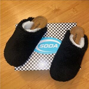 Women’s (6) Black Faux Fur Slippers. New with Box.